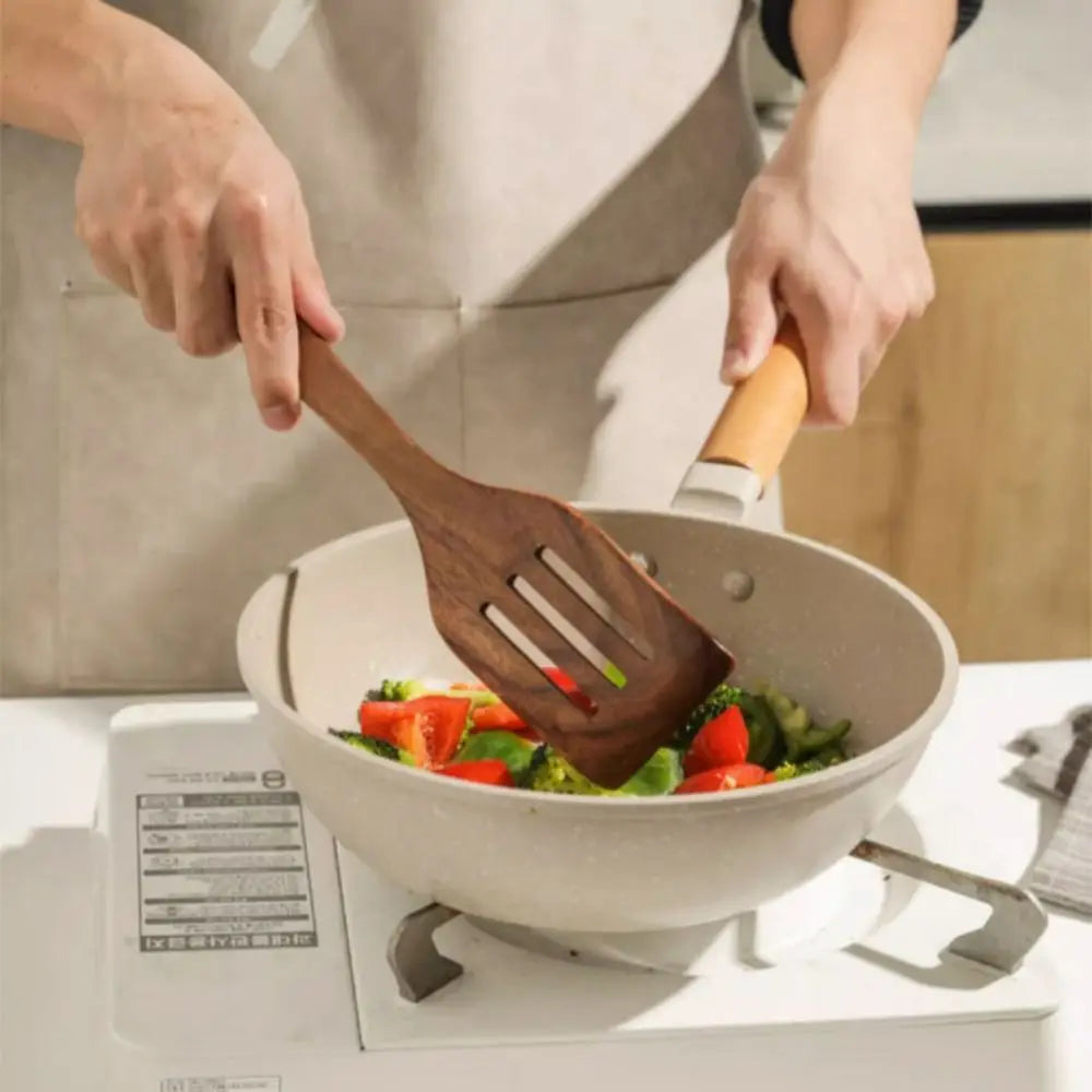 Healthy wooden spoons – a natural kitchen utensil set